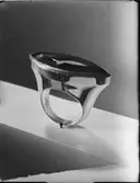 GULDRING SAMT SILVERSKÅLAR PÅ TRÄBRICKA