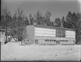 SKOLOR I MÖRBY OCH DANDERYD
EXT. INT.