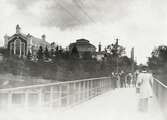 Järnvägsbron, Växjö, ca 1910. I bakgrunden syns Smålands museum och dåv. Växjö högre allmänna läroverk.