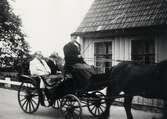 Ekipage vid Björklundska gården utmed Ingelstadsvägen, Växjö ca 1950. Kantor Lundin och domkyrkokomminister 
Gunnar Stenvall på väg från gudstjänst på S:t Sigfrids sjukhus.