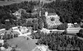 Hallaryds kyrka -  Den nya kyrkan uppfördes strax söder om den gamla 1862-1863, efter ritningar av arkitekt Abraham Ludvig Hedin. 
Kyrkobyggnaden är i sten i nyklassicistisk stil. Det treskeppiga långhuset avslutas med en rak korvägg och en bakomliggande halvrund sakristia i öster.