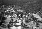 Nuvarande kyrkan i Linneryd är uppförd 1797-1798 i empirestil efter ritningar av arkitekt Gustaf Pfeffer vid Överintendentsämbetet. P J Gullin från Korrö svarade för ledningen av byggnadsarbetet. 
1806 invigdes kyrkan av biskop Ludvig Mörner.