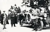 Personbil Horch, ca 1920. Tre okända män står bredvid bilen, inklusive en chaufför i uniform. I bilen sitter en fjärde man.