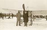 Enoch Thulin t.v., med en annan man vid flyguppvisning i Växjö, 1914. I bakgrunden syns några nyfikna.