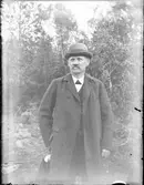 Man klädd i rock och hatt, Östhammar, Uppland