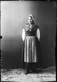 Ateljéporträtt - kvinna klädd i folkdräkt, Östhammar, Uppland