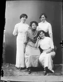 Ateljéporträtt - fyra kvinnor, Östhammar, Uppland