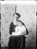 Kvinna med litet barn i knät, Östhammar, Uppland