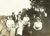Stora Lindö, ca 1920. Familjen Ingemansson med okänd läkarfamilj.