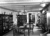 Alingsås bibliotek var under åren 1921-1939 inrymt i Alströmerska magasinet. De två i fonden synliga rummen jämte ett ytterrum iordningställdes först. Tidskrifts- och läsrummet tillkom 1923.