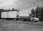 Transport med lastbil, Abrahamssons Möbelfabrik AB i Taberg. På bilden står chauffören vid lastbilen från åkeriet Rolf Fransson Huskvarna.