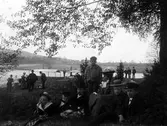 Gruppfoto. Alingsåsare på utflykt med ångbåten Jonas Alströmer på Mjörn. I närheten av Brobacka. W. Michelsen, magister Karlberg och Gustaf Bruno syns på bilden.