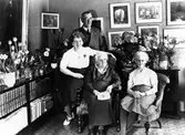 Fru Lindquist fotograferad i sitt hem, Stora Torget 4. Till vänster dottern Greta, telefonist och till höger dottern Elsa, lärarinna (gift Carlén).