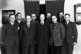 Gruppfoto med nio män. Från vänster: Åke Thorsell, Elof Björk, Ernst Claesson, Per Årzén, apotekare Fogelberg, Sven Eriksson, Bengt Carlsson, Gustav Johansson, Knutsson.