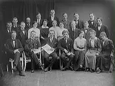 Ateljéfoto av Sveriges godtemplarungdom. Både kvinnor och män.