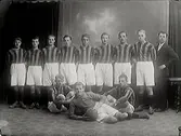 Ateljébild av Varbergs BOIS juniorlag. Hallandsmästare i fotboll: Sten Bertilsson Rudolf Svensson, Ebbe Pettersson, Ivar Jönsson, Bror Svensson, John Verner, Tage Karlsson, Helge Andersson, Stanley Hultin, Harry Johansson, Håkan Nilsson, lagledare Johansson.