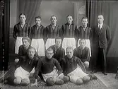 Ateljébild av Varbergs BOIS A-lag i fotboll: Arthur Höög, Rudolf Svensson, Gunnar Berg, Helge Andersson, Gunnar Svensson, Stanley Hultin, Tage Molin, Arvid Johansson, Erik Berntsson, Tage Karlsson, Gunnar Bruce, lagledare Uno Svensson.