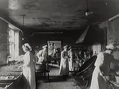 Arbeterskor i arbete på Knutssons marmeladfabrik i Varberg. Interiör av tillverkningen.