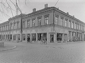 Rommelska fastigheten. Byggnaden låg vid hörnet Kyrkogatan-Drottninggatan och inrymde en tid Monarks minutaffär. Huset har gördelgesims och en kraftig takgesims med tandsnittsdekor.