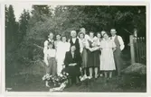 Hilda och Joel med barn och barnbarn vid stugan i Vänge, Uppland midsommardagen 1949