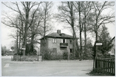 Västerås, Blåsbo.
Kv. Kyrkobacksgärdet 8, mot Föreningsgatan. 1972.