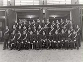 Varbergs brandkår år 1938. Manskapet uppställda framför brandstationen.  som låg utmed Engelbrektsgatan, intill Varbergs teater.