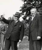 Tre män på uppdrag i länet. Landshövding Thorwald Bergquist till vänster, 1950-tal.