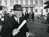 Landshövding Thorwald Bergquist på Stortorget i Växjö, ca 1964. Residenset syns i bakgrunden.