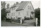 Västerås, Aroslund.
Villa med trästaket, i kv. Adolf 1. 1972.