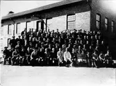 Gruppbild på ett 50-tal anställda vid Göte läderfabrik, kv. Syrenen.