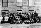 Gruppbild på ett 50-tal anställda vid Göta läderfabrik, kv. Syrenen.