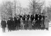 Personalgruppbild från Göta Läderfabrik på Sävevägen, kv. Syrenen. Bilden är tagen utomhus med snöklädd mark och snöklädda trädgrenar.

Översta raden, från vänster: David Nilsson, Nils Lydén, ?, Erik Gustafsson, Vilhelm 
