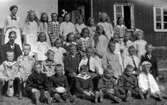 Skolfröken Ida Ödhman (överst t.v.) med skolklass vid Tubbareds skola omkring år 1920 - 1922.