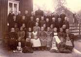 Lärarinnan Lydia Lydell med sin skolklass år 1895.