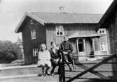 Anne-Marie, Karl och Gunnar Mellander i Grimsås omkring år 1918 - 1819.