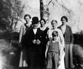 Fr.v. Ester Larsson, Johan Larsson, Lisen Andersson, Olga Andersson (född Mellander), Lennart skatt och Elin Andersson (gift med kyrkoherde Heuman).