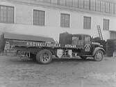 Monarks gengasdrivna lastbil. Gengasdrift användes främst under 2:a världskriget då flytande bränsle inte gick att importera.