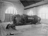 Kvarnagårdens vattenverk, interiör. Turbinhallen med stora, välvda spröjsade fönster.