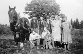 Potatishjälp i Grimsås år 1943. Fr.v. Johan Larsson, Karl-Alrik Granström, Adel Karlsson, Anton Larsson, Greta Levinsson, Gunnar Andersson, Sven Johansson, Lisen Andersson.
