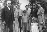Fr.v. Sven Andersson, Lisen Andersson, Lennart Skatt, Elin Heuman, Gunnar Andersson och Ragnhild Andersson. Framför dessa Nils-Bertil Andersson och Ingrid Andersson.