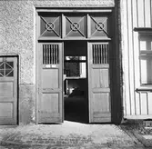 Bilder från Samhällsbyggnadsförvaltningen. Ingång till innergård med sopkärl, 40-tal.