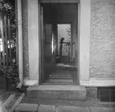 Bilder från Samhällsbyggnadsförvaltningen. Ingång till en innergård med sopkärl, 40-tal.