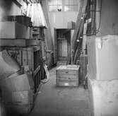 Bilder från Samhällsbyggnadsförvaltningen. Innergård med lådor och soptunnor.