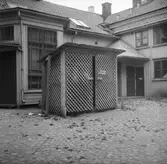 Bilder från Samhällsbyggnadsförvaltningen. Innergård med en bod för sopkärl 40-tal.