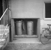 Bilder från Samhällsbyggnadsförvaltningen. Insats/skåp i byggnad för förvaring av sopkärl, 40-tal.