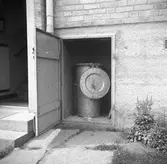 Bilder från Samhällsbyggnadsförvaltningen. Insats/skåp i byggnad för förvaring av sopkärl, 40-tal.