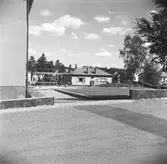 Bilder från Samhällsbyggnadsförvaltningen. Två sopkärl placerade i ett bostadsområde, 40-tal.