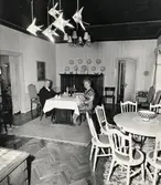 Nils Bondesson, domkyrkokomminister i Växjö, senare kyrkoherde i Stenbrohult, tillsammans med sin fru Anna-Lisa i komministergården, Växjö, 1960-tal.