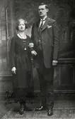 Carl Damberg med fru Ida Elisabeth, USA, ca 1925. 
Makarna gifte sig 1922. Helfigur, ateljéfoto.