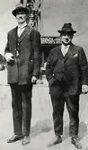 Carl Damberg med en vän på en gata i USA, 1920-tal.